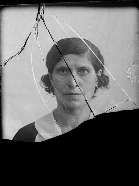 File:Portret nieznanej kobiety, wykonany w Otwocku w l. 30. XX w.jpg