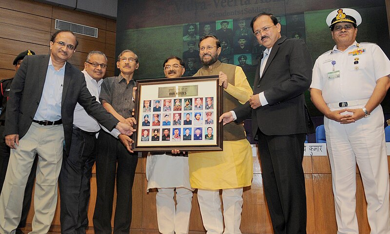 File:Prakash Javadekar presented the portraits of Param Veer Chakra heroes to the Vice Chancellors of Universities, at the inauguration of the “VIDYA, VEERTA ABHIYAAN”, in New Delhi.jpg