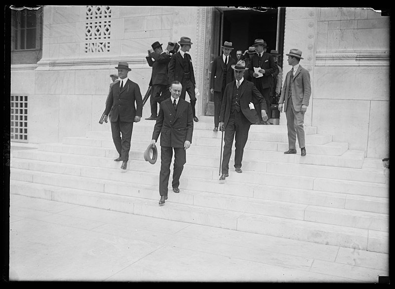 File:Pres. Coolidge on steps of Fine Arts bldg. where he spoke at dedication of the bldg. by Nat'l Academy of Sciences LCCN2016887225.jpg