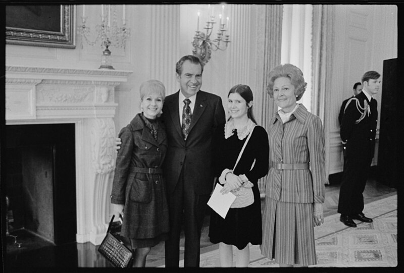 File:President Richard Nixon and First Lady Pat Nixon with Actresses Debbie Reynolds and Carrie Fisher.jpg