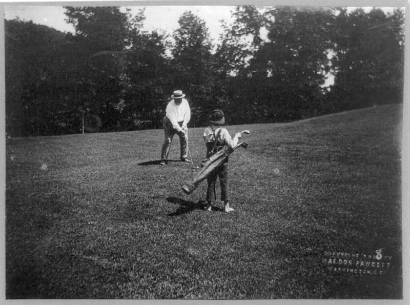 File:President W.H. Taft putting on the golf course LCCN2002722995.jpg