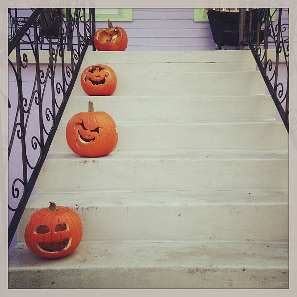 File:Pumpkins on the steps in New Orleans.jpg