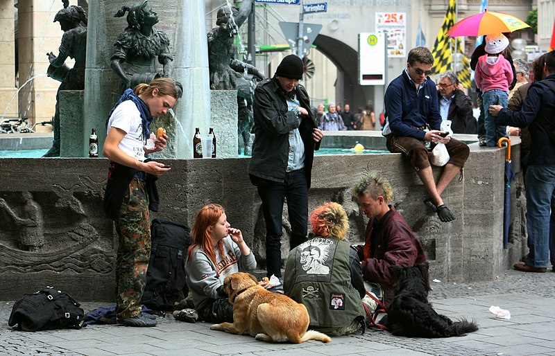 File:Punks in Muenchen am Marienplatz Fischerbrunnen.JPG