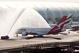 Qantas A380 erhält einen Wasserwerfergruß am Dubai International Airport.jpg