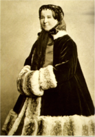 Amalie von Griechenland mit Chinchillamuff und chinchillaverbrämten Mantel (1867)