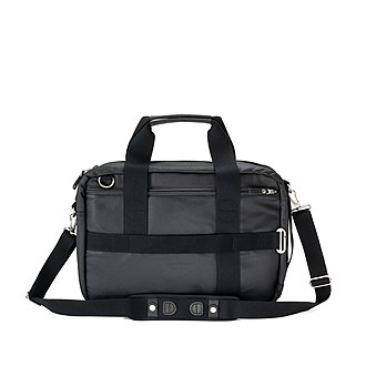 Qwstion developed the 1-for-2-System which uses a special buckle. The bag to be carried either over one shoulder or as a backpack. It is used on all bags with shoulder strap; Weekender, Overnighter, Officebag, Simple Office, Office Tote.