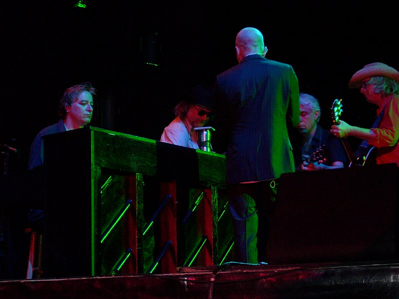 File:R.E.M. performing Let Me In, 2007.jpg