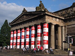 Il portico nord, decorato in occasione della mostra su Andy Warhol nel 20º anniversario della sua morte