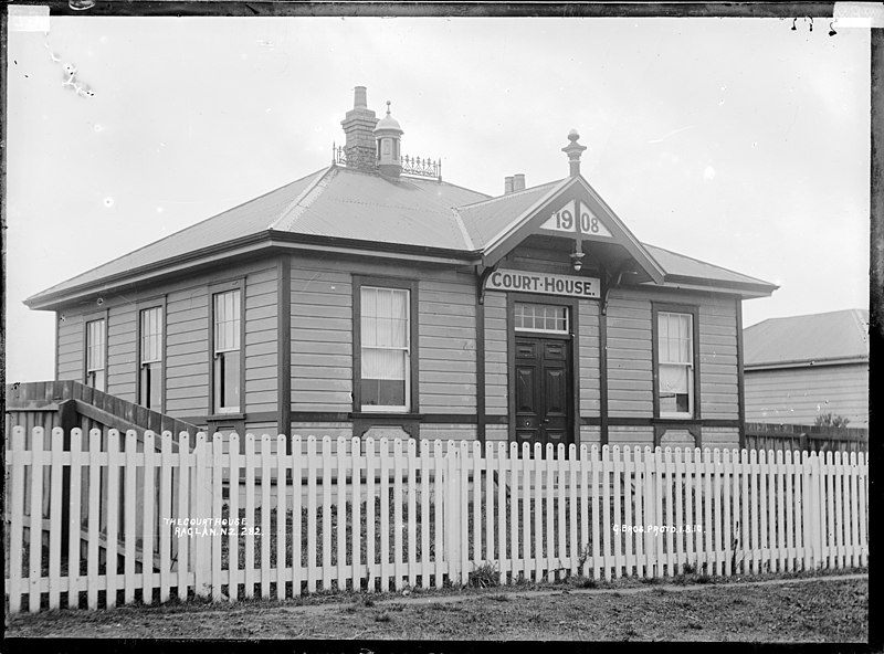 File:Raglan courthouse, 1910 - Photograph taken by Gilmour Brothers (21501295425).jpg