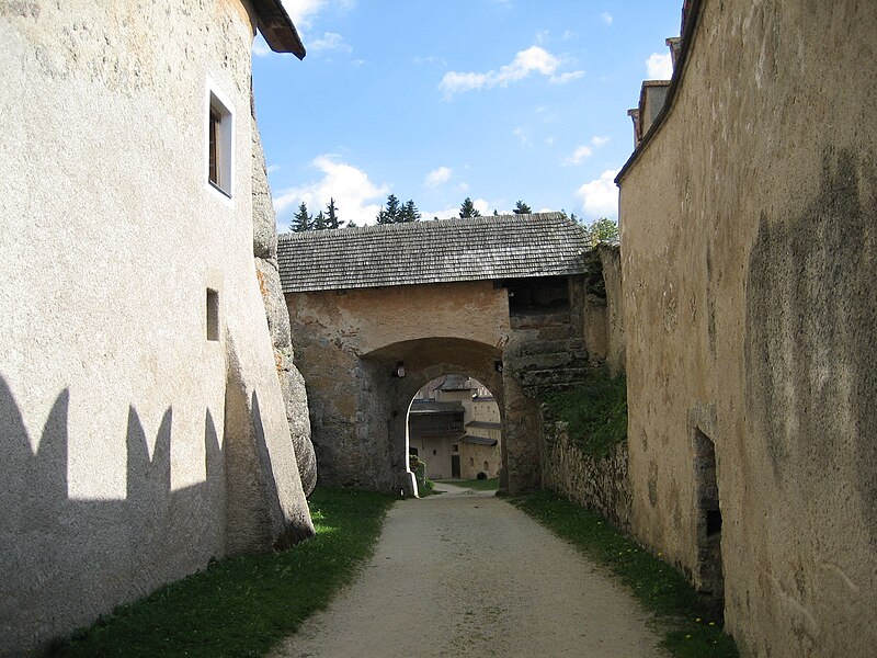 File:Rappotenstein Castle Lower gateway.JPG