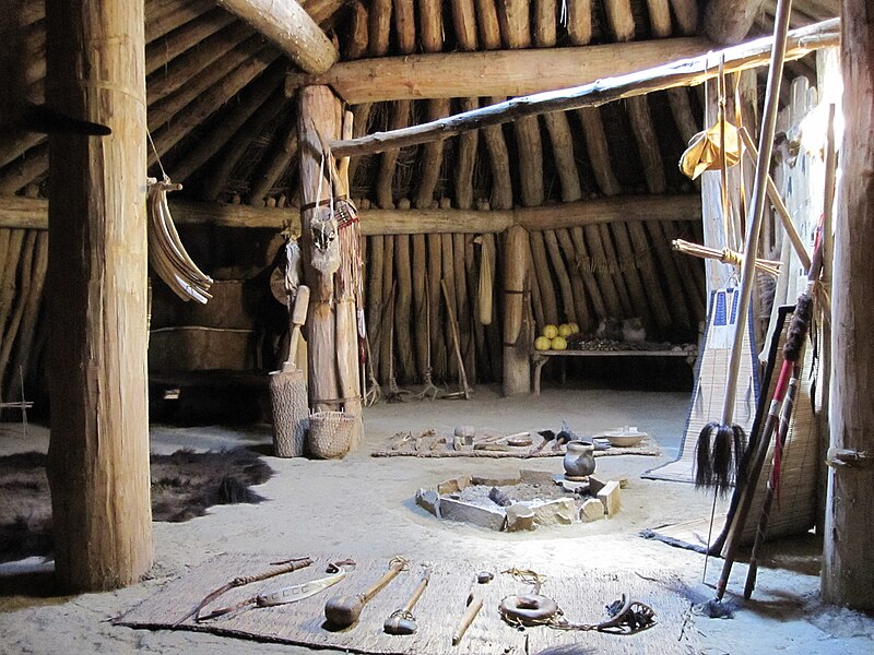 File:Reconstructed Mandan earthlodge interior.JPG