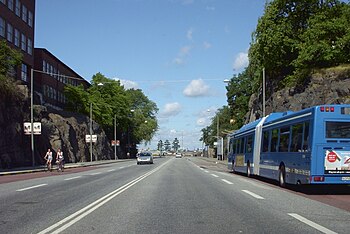 Venstre billede: 
 Sprængningsarbejder for Renstiernas gaden ved Vita Bergen 1932. 
 Højre billede: 
 Vy mod nord ved Folkungagatan 2009