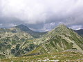 Links Vf. Peleaga (2509 m), rechts Vf. Păpuşa (2508 m)