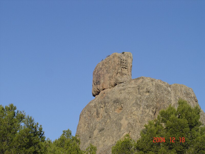 File:Roca de la Botella Tamarite altar pagano.JPG