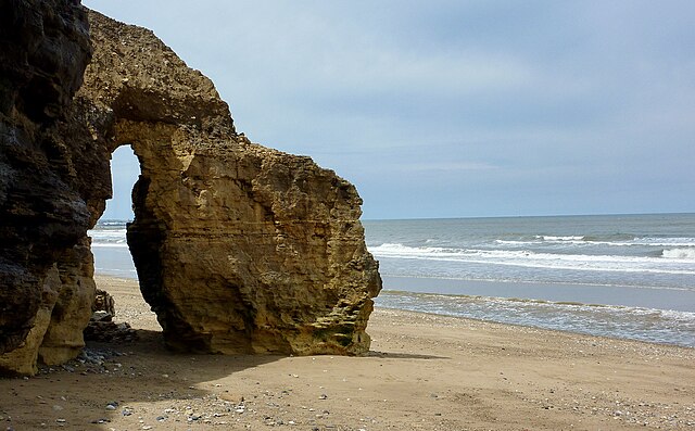 Image: Rock Formation on Seaham Beach   geograph.org.uk   3245188 (edited, cropped)