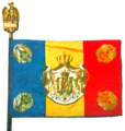 Drapel de luptă tricolor din vremea celui de-Al Doilea Război Mondial, având la colțuri Cifra Regală a Majestății Sale Regelui Mihai I încununat cu frunze de laur