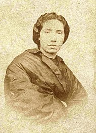 Foto feita sobre 1865, por María Cardarelly.[1][125]