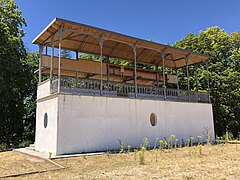 Vista de la tribuna regia reconstruida a pocos metros de la anterior.