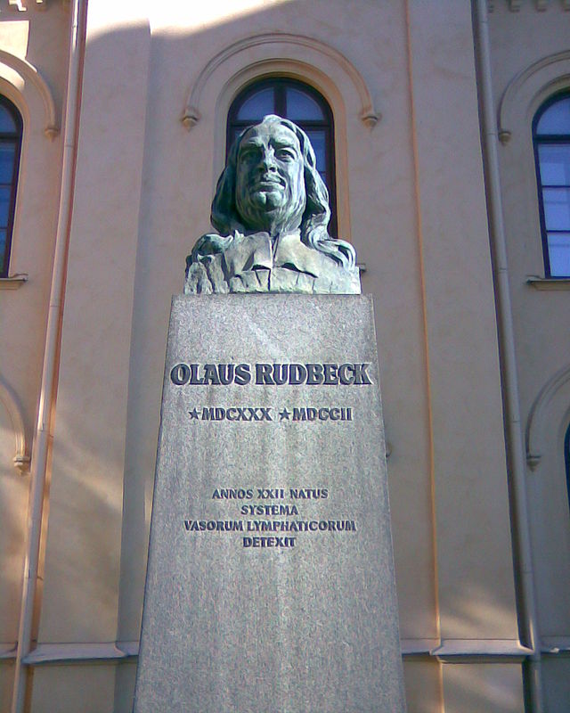 Rudbecksbysten av Carl Eldh (1909) vid Gamla Anatomicum mot Munkgatan i Uppsala.