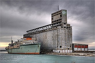 Cargill Pool Elevator, Buffalo, New York S.S. Aquarama (cropped).jpg