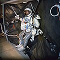 Eugene Cernan trénuje obliekanie jednotky AMU (Astronaut Maneuvering Unit)