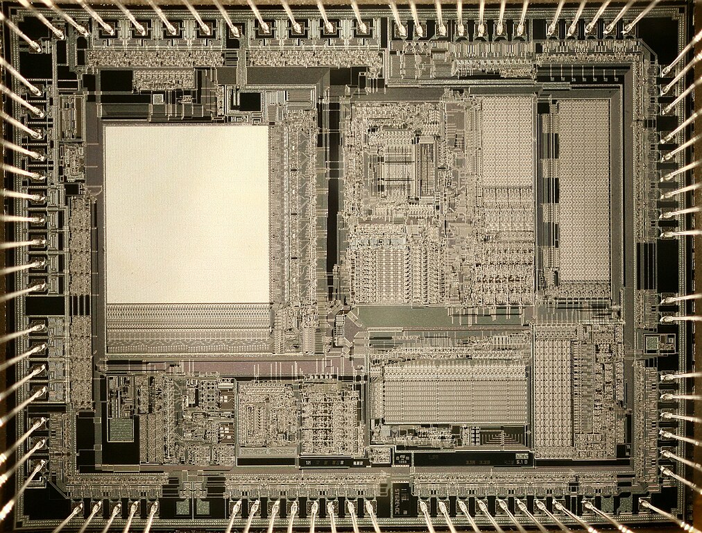 https://upload.wikimedia.org/wikipedia/commons/thumb/3/39/ST62E40_die_chip.jpg/1012px-ST62E40_die_chip.jpg