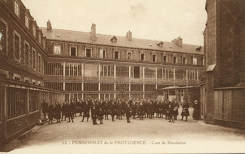 File:Saint-Brieuc - Pensionnat de la Providence cour de récréation - AD22 - 16FI4796.jpg