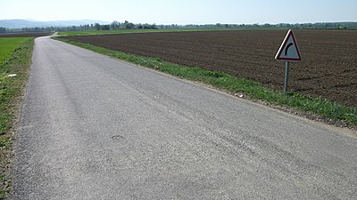 Silnice se značkou oznamující odbočení vpravo