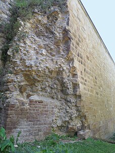 Vor die Ostmauer gesetzte Schalenmauer aus Gussmauerwerk; Abbruchkante der Zerstörung von 1688/1689