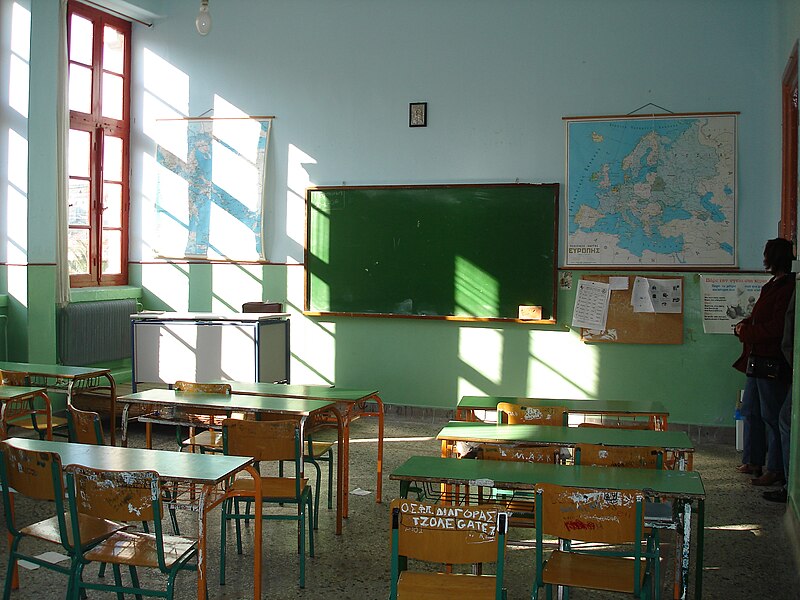 File:School in Agia Paraskevi.jpg