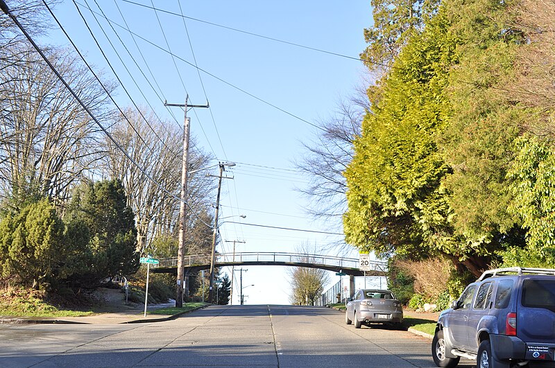 File:Seattle - footbridge over NE 45th St. in Laurelhurst 01.jpg