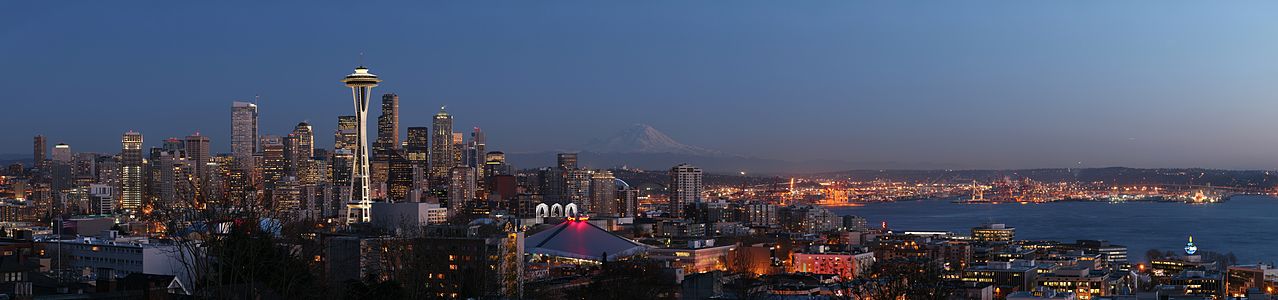 Washington eyaletinin en büyük şehri Seattle'ın Queen Anne Hill'den panoramik görünümü. (Üreten: Dschwen)