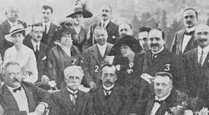 Bacaloglu (back row, marked 5) and the Latina Gens, gathered around Sebastião de Magalhães Lima (1) and Jules Destrée (2), in July 1916