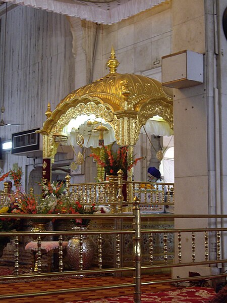 File:Sikh temple in Delhi (5105237722).jpg