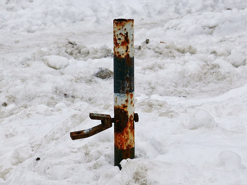 File:Snow. Rust. Minimalism - Flickr - Sergei 41.jpg