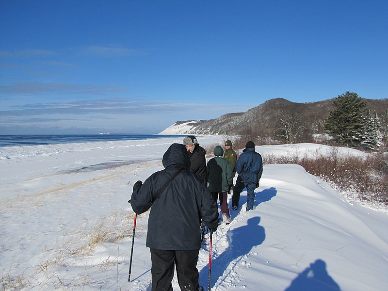 File:Snowshoe Hike - Aral (9085512361).jpg