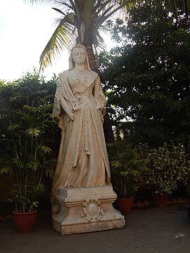Statue of princess - Mohatta Palace.jpg