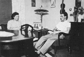 Jonassons, mor och son, i vardagsrummet, 1940-talet.