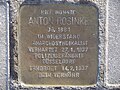 "Hier wohnte Anton Rosinke, Jg. 1881, im Widerstand, Anarchosyndikalist, verhaftet 27.1.1937 Polizeigefängnis Düsseldorf, ermordet 14.2.1937 beim Verhöhr"