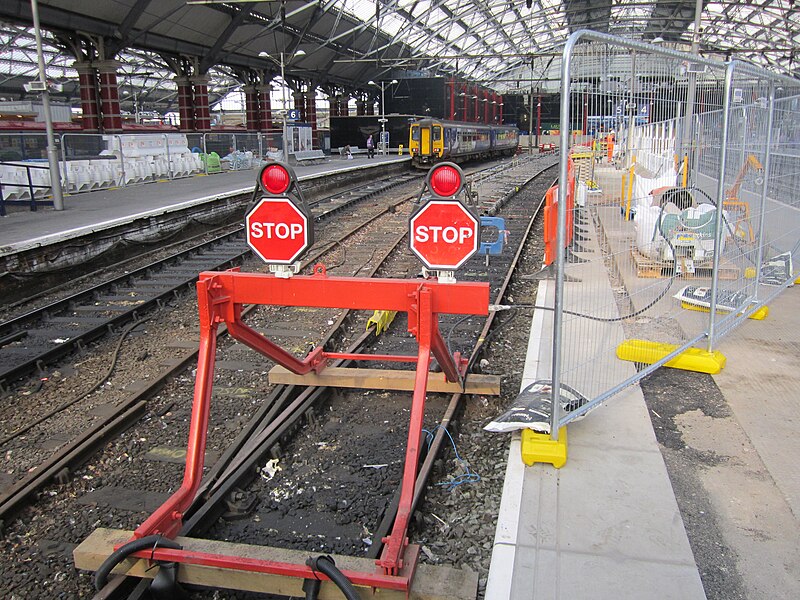 File:Stop signs during Platform 5 renovation at Liverpool Lime Street (1).JPG