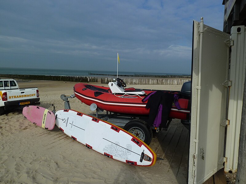 File:Strandwacht boat and car for rescue.JPG