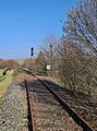 Gleisüberreste in Forchheim mit Eisenbahnsignal, 2021