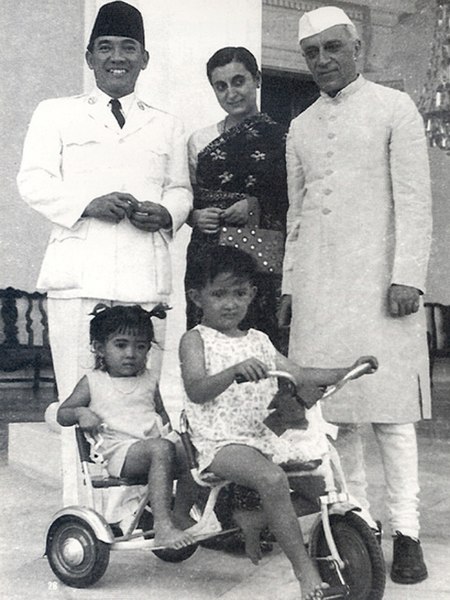 File:Sukarno with children and Nehru.jpg