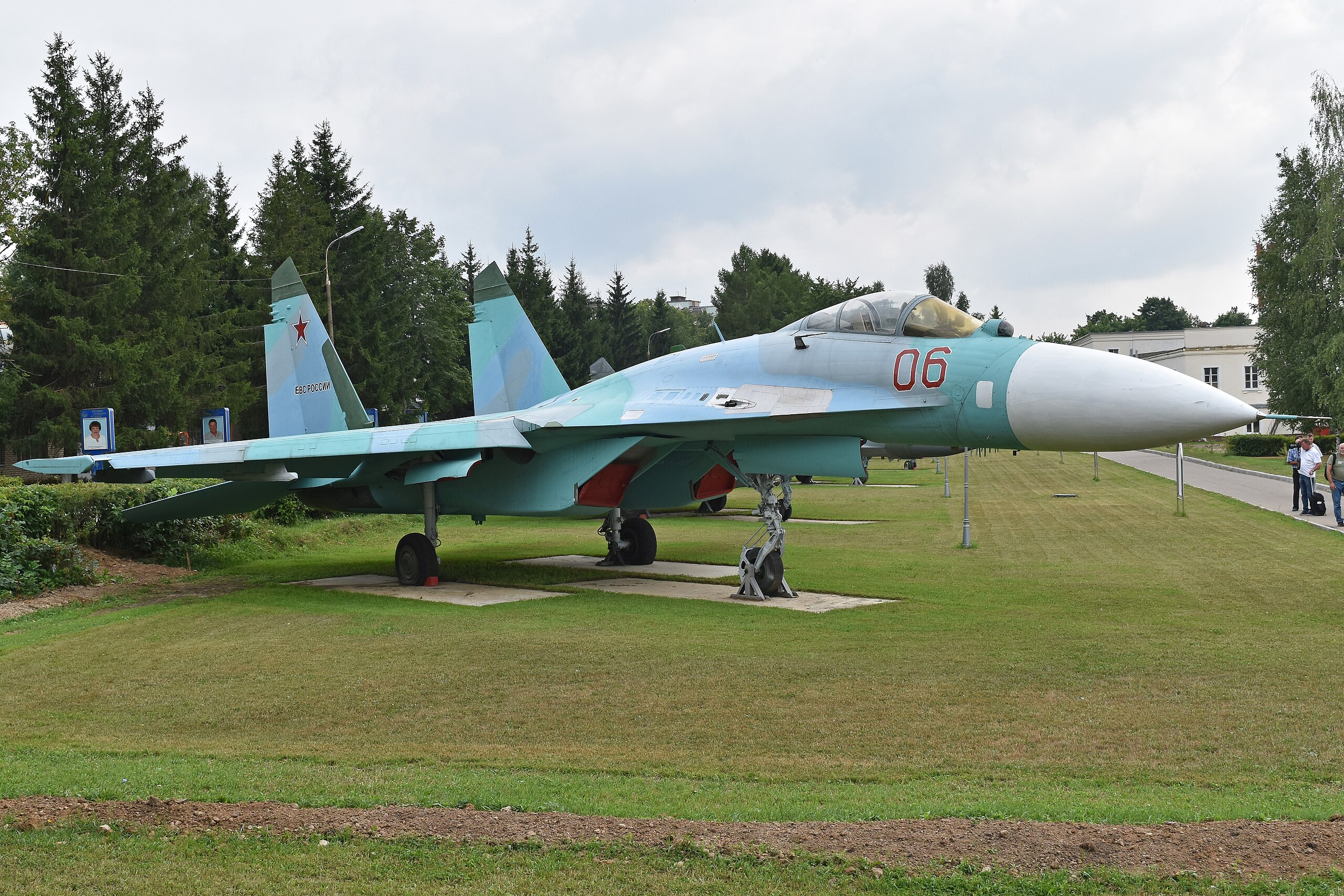 File:Sukhoi Su-27 '06 red' (37548043902).jpg - Wikimedia Commons