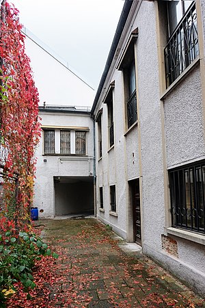 "Außenansicht der Synagoge im Herbst 2021"