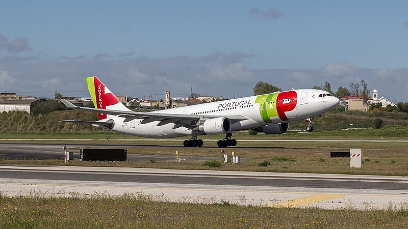 File:TAP A330-200 rocketing out of Lisbon (40589888643).jpg