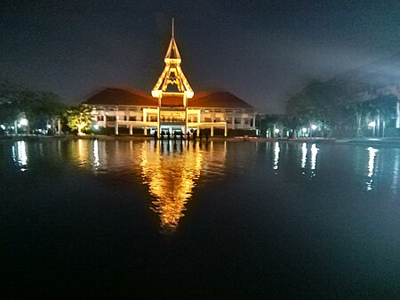 ไฟล์:Thammasat University pond.jpg