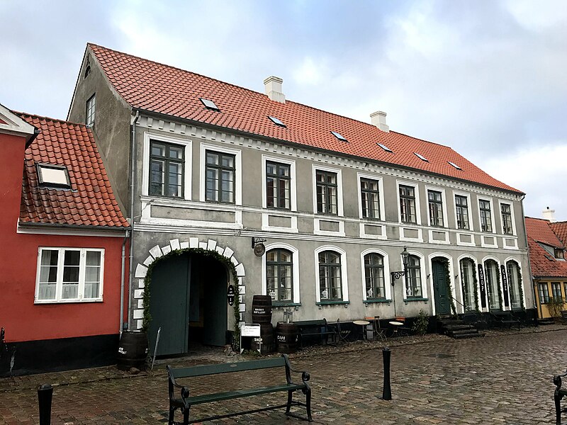 File:Torvet 3-5, Ærøskøbing 2019.jpg