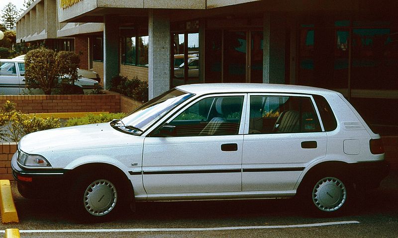 800px-Toyota_Corolla_E90_5_door_hatchback.jpg