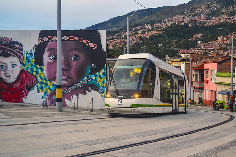 File:Tranvía de Ayacucho vehicle turning from Carrera 29 onto Av. Ayacucho in May 2016.jpg